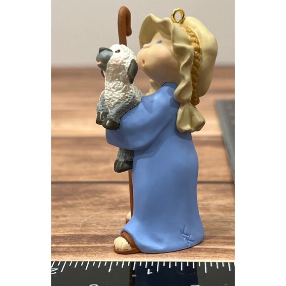 1998 HALLMARK KEEPSAKE ORNAMENT QX6496 WATCHFUL SHEPHERD WITH LAMB - Picture 9 of 11